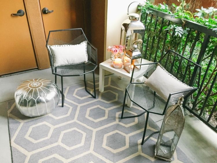 varanda-design-aconchegante-marroquina-prata-cinza-padrão-cadeira de metal