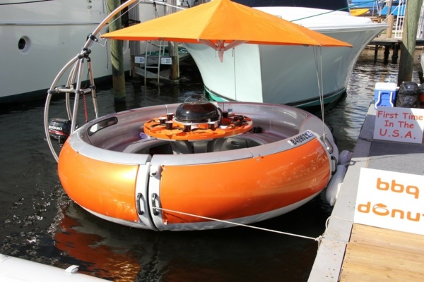 Toldo de barco pequeno em volta de amigos de excursão design moderno