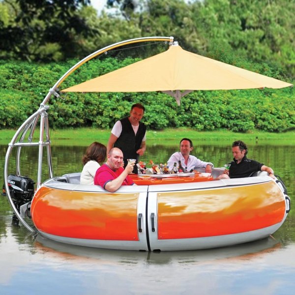 Grelha de barco transportando iate moderno de amigos por aí