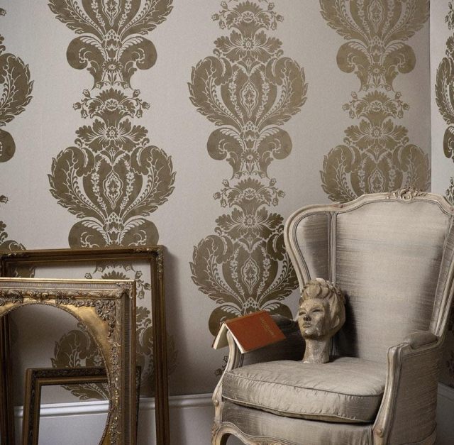 Design de parede com poltrona barroca com motivos florais de papel de parede