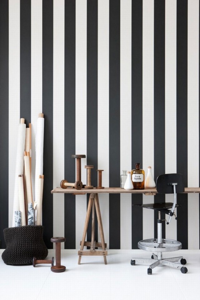 papel de parede listrado - cadeira de mesa de madeira branca e preta enrolável