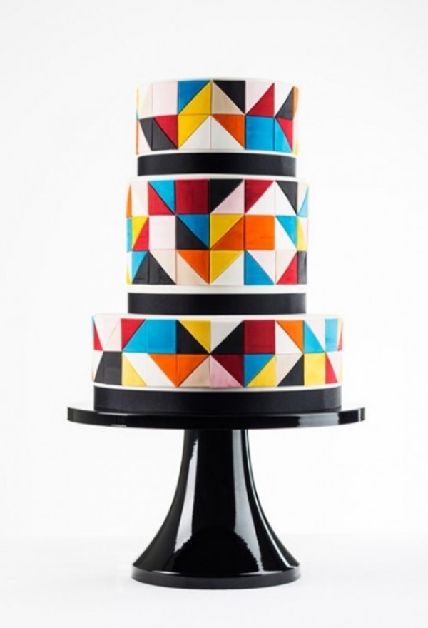 Bolo de casamento - incomum - triângulo - preto - vermelho - azul