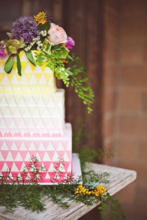 Bolo de casamento - incomum - pirâmides - flores