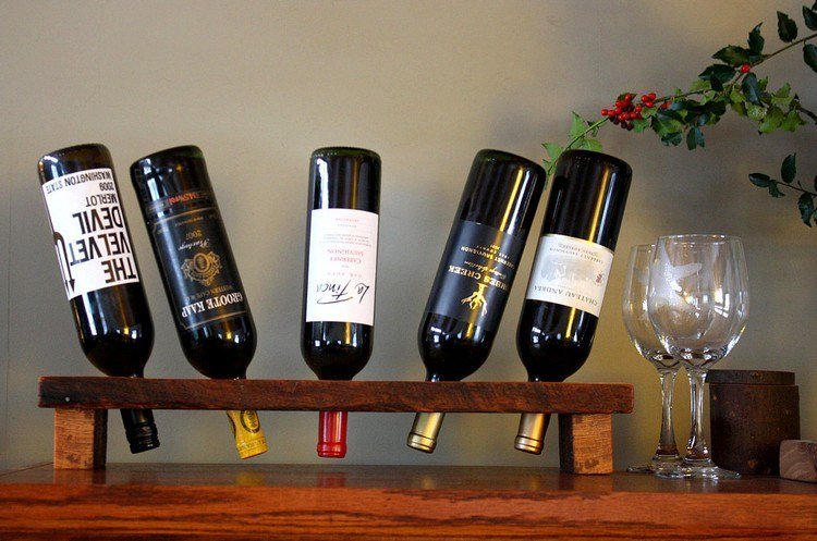 presentes-mudando-em-apartamento-novo-vinho-rack-madeira-mesa-garrafas de vinho-taças de vinho