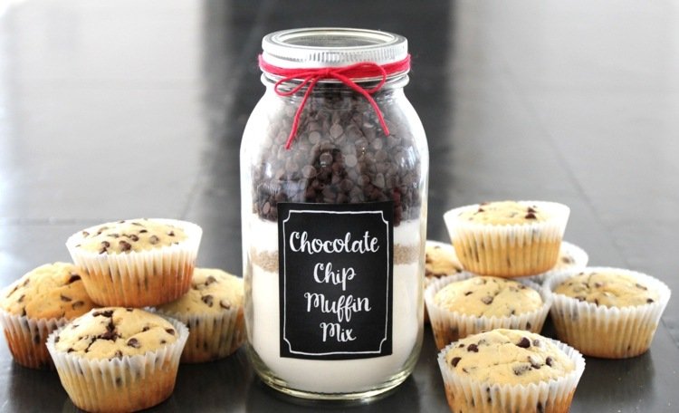 presentes em um copo de muffins-assar-assar-misturar-chocolate