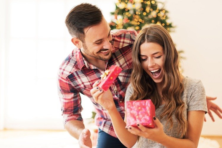 Homem surpreende a namorada com um presente de Natal