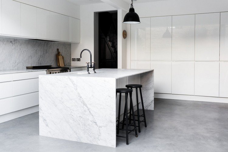 Betonilha como piso cobrindo branco-cozinha-moderna-vida-idéias-mármore-cozinha-ilha