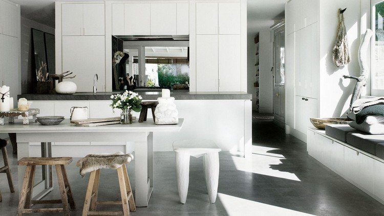 Pavimento em betonilha-cinza-escandinavo-mobiliário-branco-madeira-área de estar