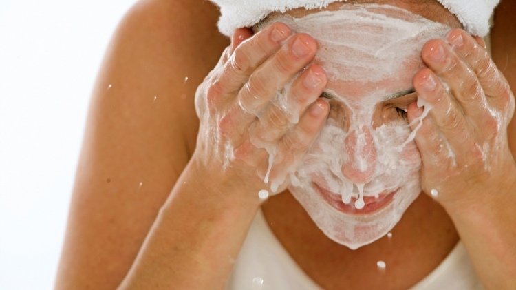 faça a pele se esfoliar você mesmo lavar o rosto e limpar