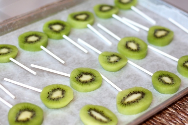 Pirulito de kiwi para crianças comendo vida saudável