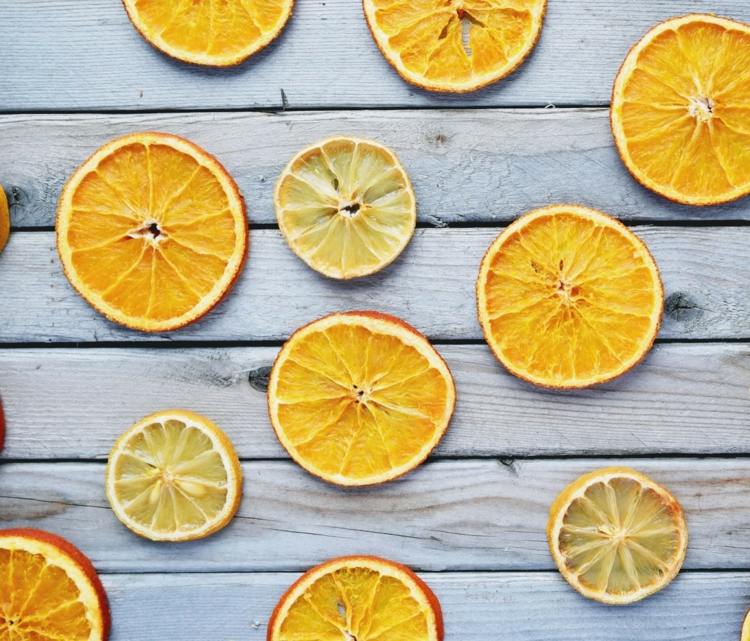 Frutas-secas-fazendo-laranjas-limões-frutas cítricas-assando-secagem