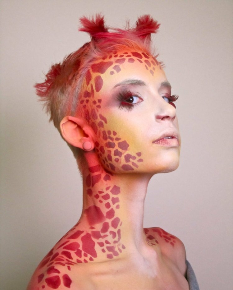 senhoras no carnaval maquiagem girafa testa pescoço ombro