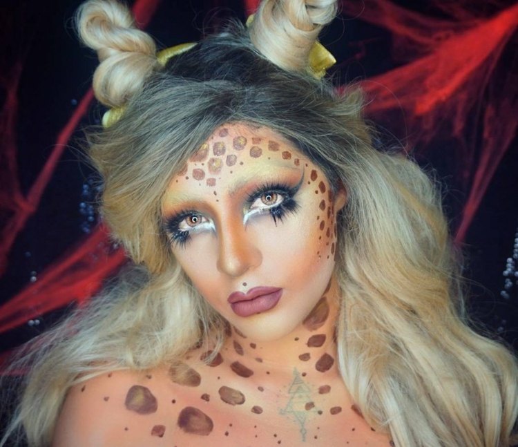 cara girafa adultos aplicando maquiagem no carnaval de halloween