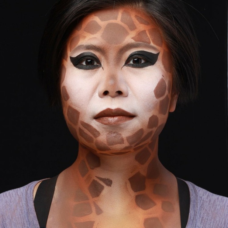 adultos como girafas aplicam maquiagem no rosto e pescoço