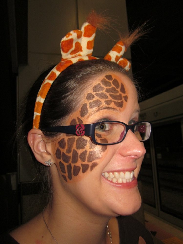 mulher colocando maquiagem olhos de girafa bochechas maquiagem