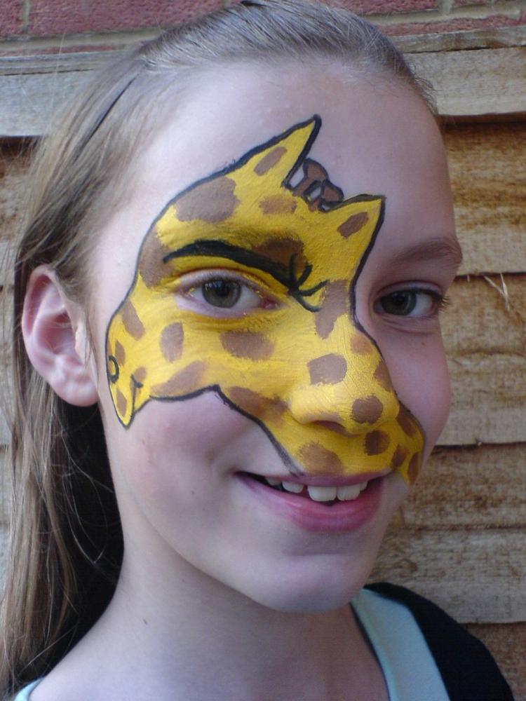 crianças aplicando maquiagem pintura de rosto de girafa animal