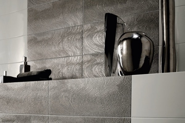 azulejos de banheiro modernos com brilho metálico de ondas novabell