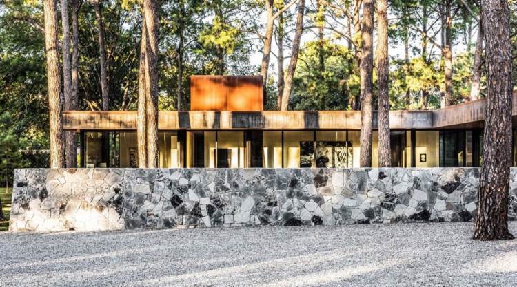 casa de vidro-natureza-floresta-parede-concreto-arquitetura moderna