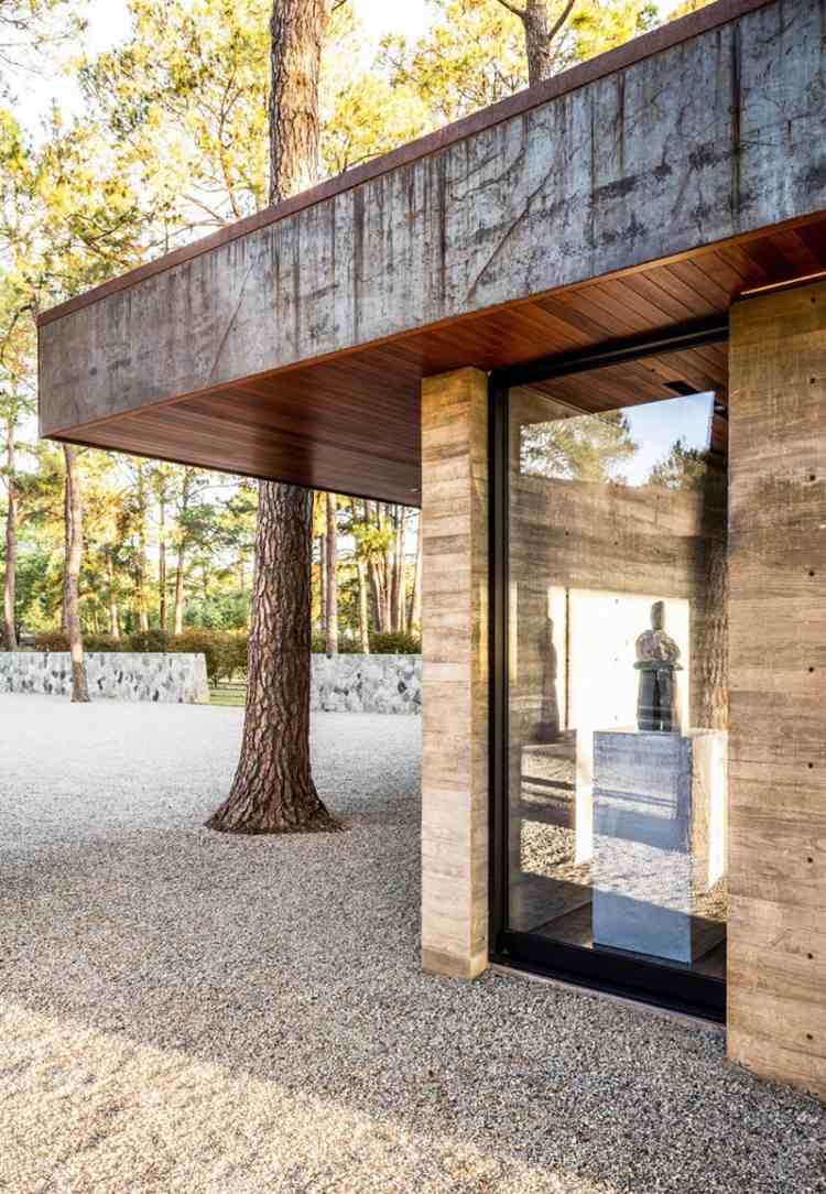casa de vidro-natureza-floresta-concreto-telhado plano-cascalho