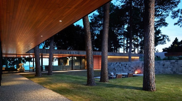 casa de vidro-natureza-floresta-gramado-iluminação-árvores