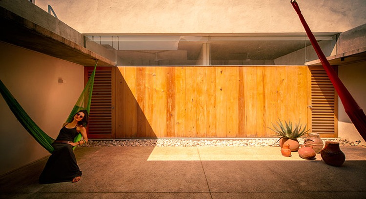 outdoor-design-concrete-floor-slabs-gravel-wood-privacy biops