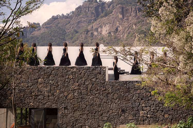 Casa de telhado plano-casa-pedra-natural-parede-diferentes-níveis-escadas