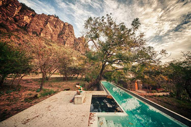 casa-méxico-estreita-piscina-lagoa