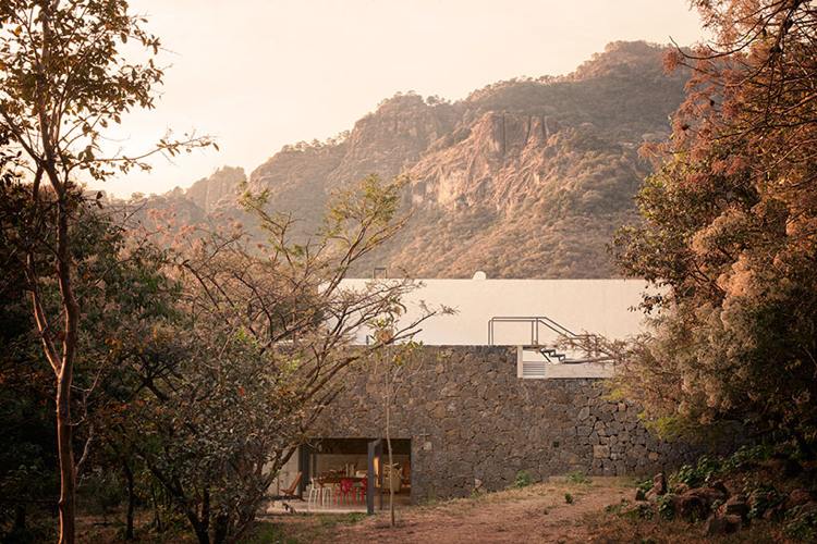 vidro-giratório-portas-maciço-paredes de pedra-edifício branco