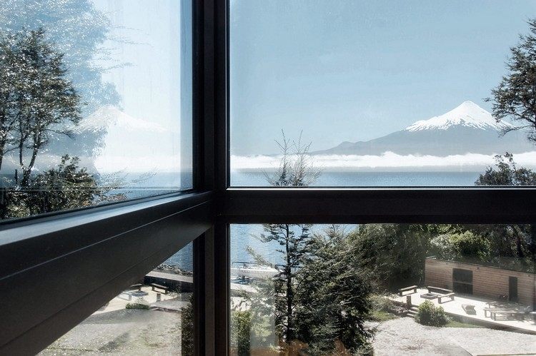 quarto de hotel-vista-vulcão com fachada de vidro