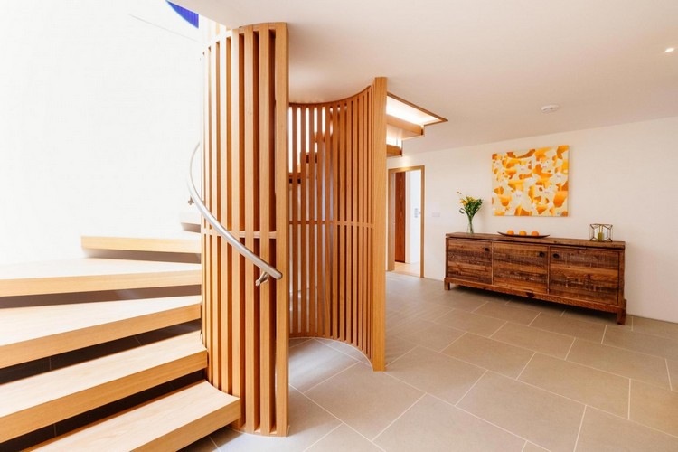 escada em espiral-luz natural-piso-ladrilhos-cômoda de madeira recuperada