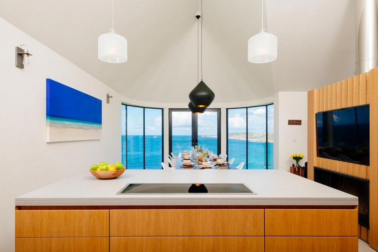 cozinha-vidro-frente-ilha-placa de fogão-madeira-branco-luzes suspensas