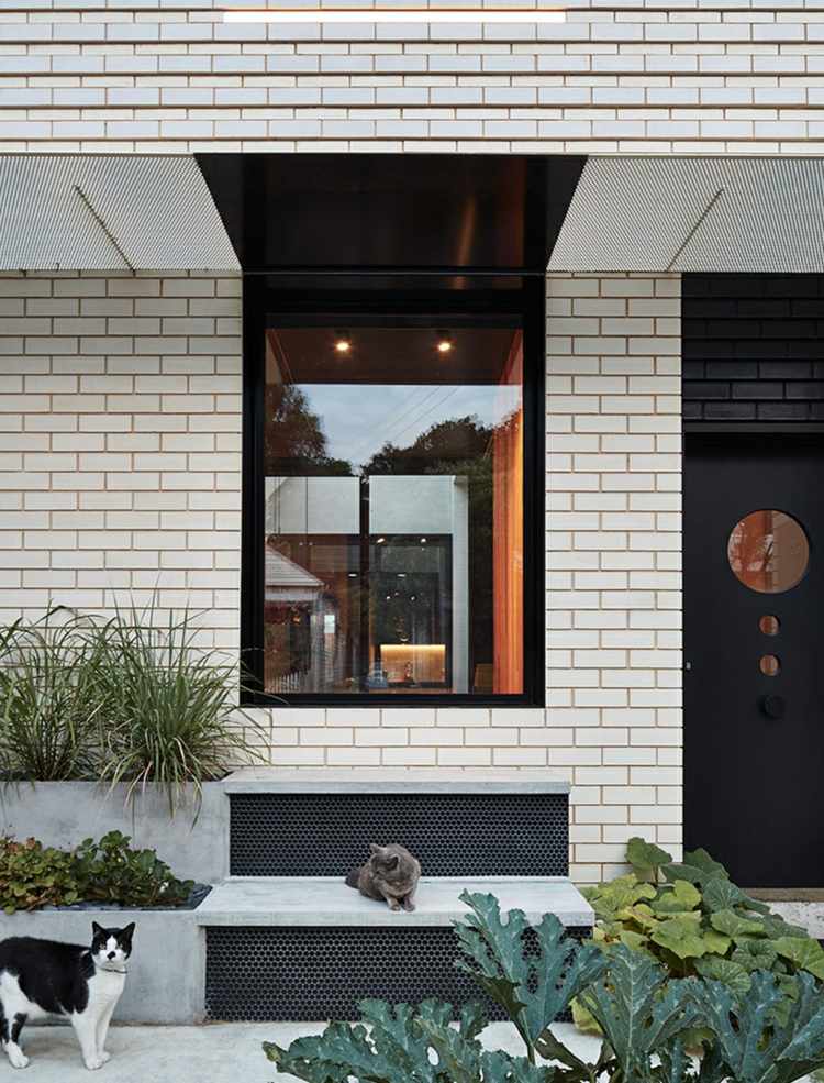 preto e branco porta de entrada-moderno-banco-placa de metal perfurada