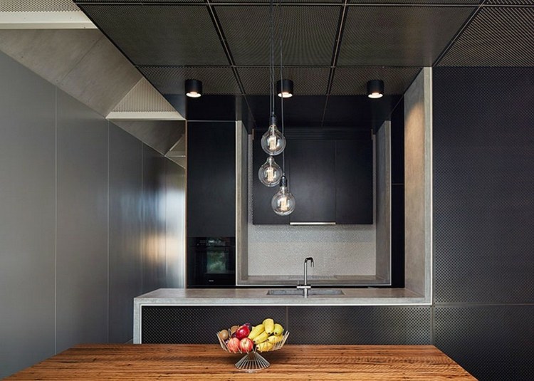 preto e branco pequeno-cozinha-cinza-pendente-luzes-moderno-simples