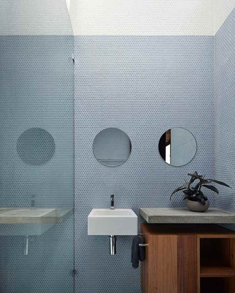 preto-branco-banheiro-azul-cinza-azulejo-mosaico-hexágono