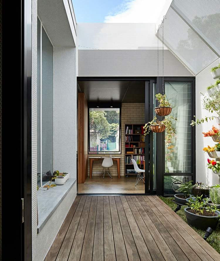 preto-branco-janela-peitoril-pedra-pátio-porta-moderno