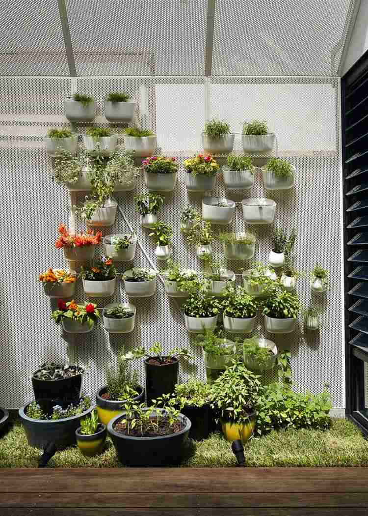 preto-branco-vasos de flores-parede-vertical-flores-gramado-varanda