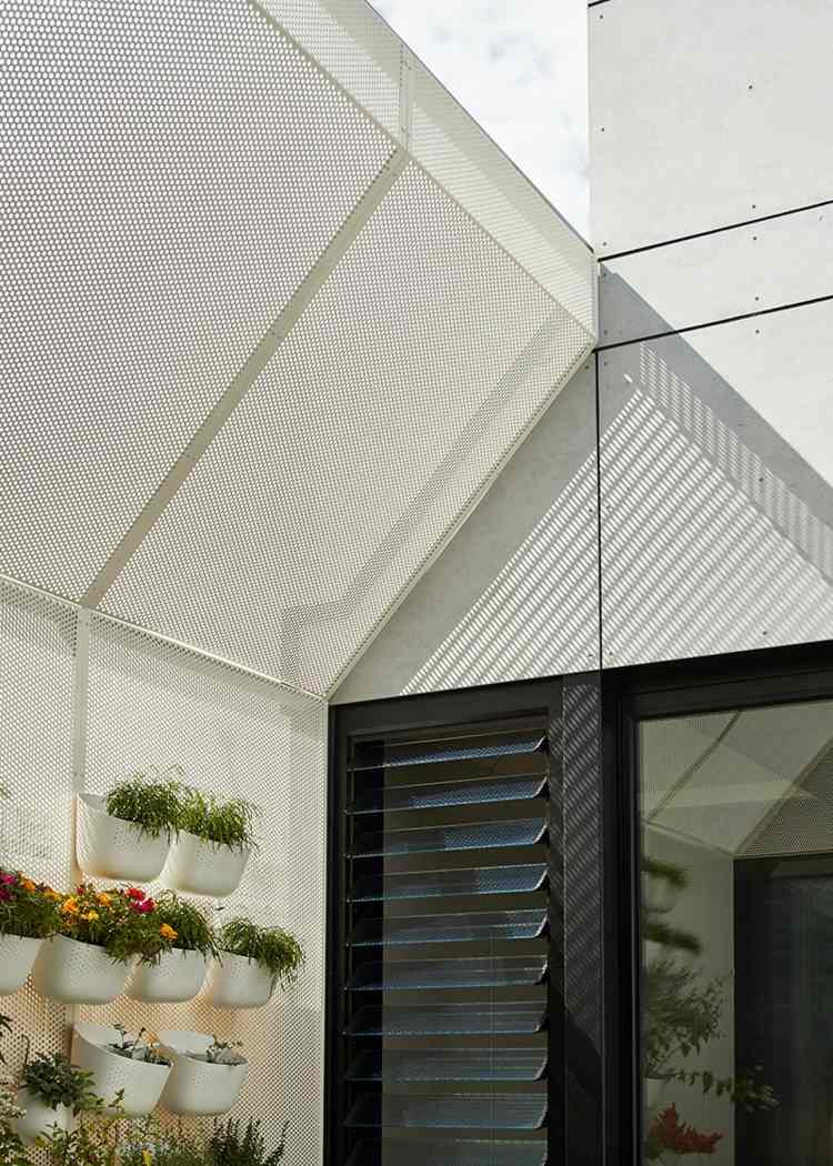 preto-branco-terraço-proteção-sol-placas-de-metal-vertical-jardim