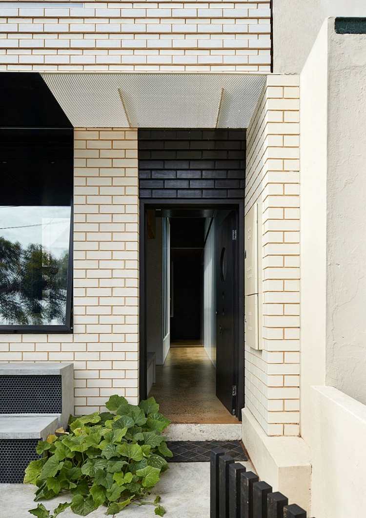 preto-branco-porta-corredor-planta-branco-tijolo