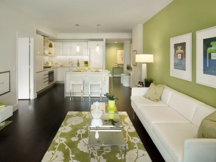 sala de estar verde sofá branco tapete piso laminado escuro
