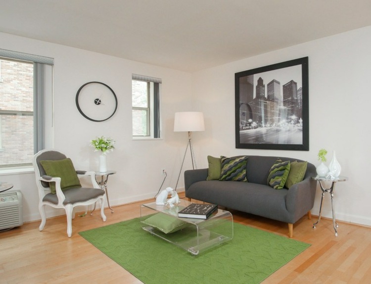 Tapete verde da sala de estar com piso laminado e móveis ecléticos
