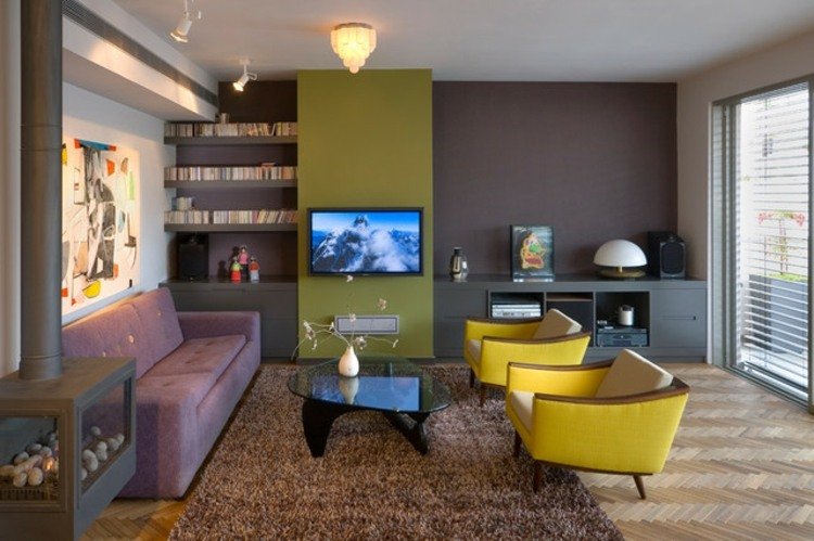 Poltrona verde com design de parede de sala de estar e tapete amarelo Shaggy