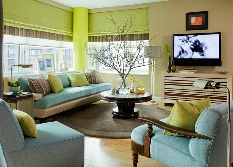 Verde na sala de estar cortinas sofá almofadas decorativas tapete redondo