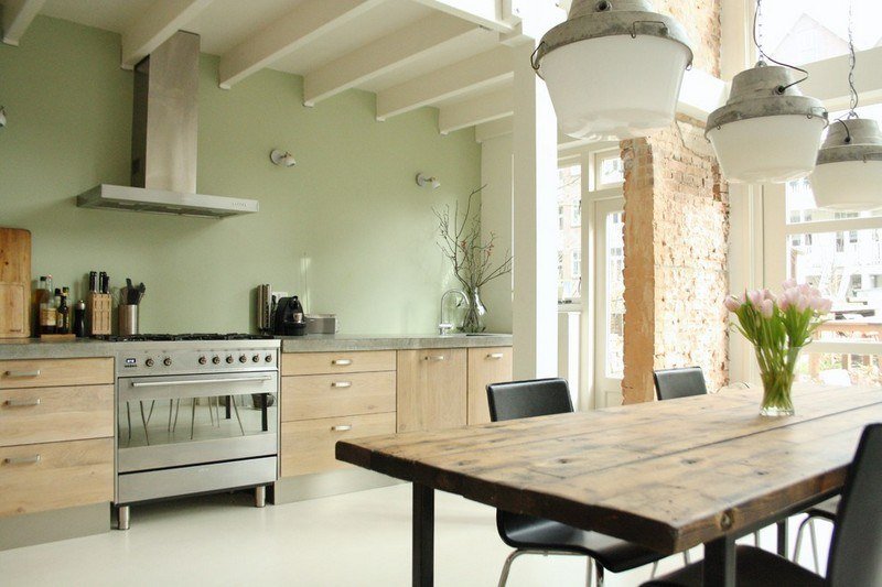 Parede de pintura verde cozinha-design-ideias-mesa de madeira