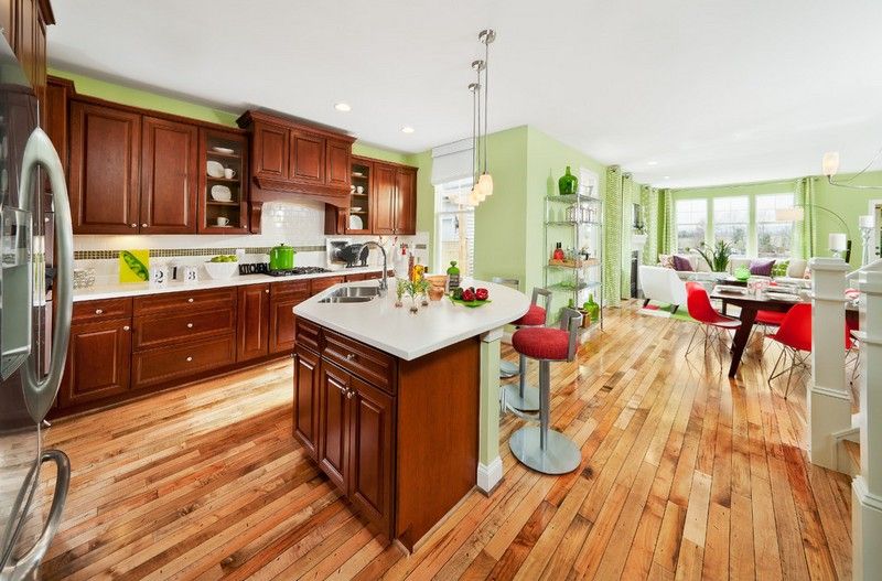 verde-parede-pintura-cozinha-escuro-cereja-piso de tábuas de madeira