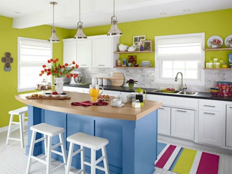 pintura de parede verde azul-cozinha-ilha-colorido-tapete-cego-luzes pendentes