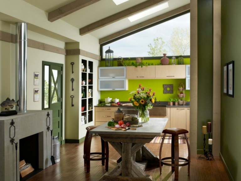 cor verde da parede telhado inclinado-cozinha-mesa de jantar-lareira-janela do telhado