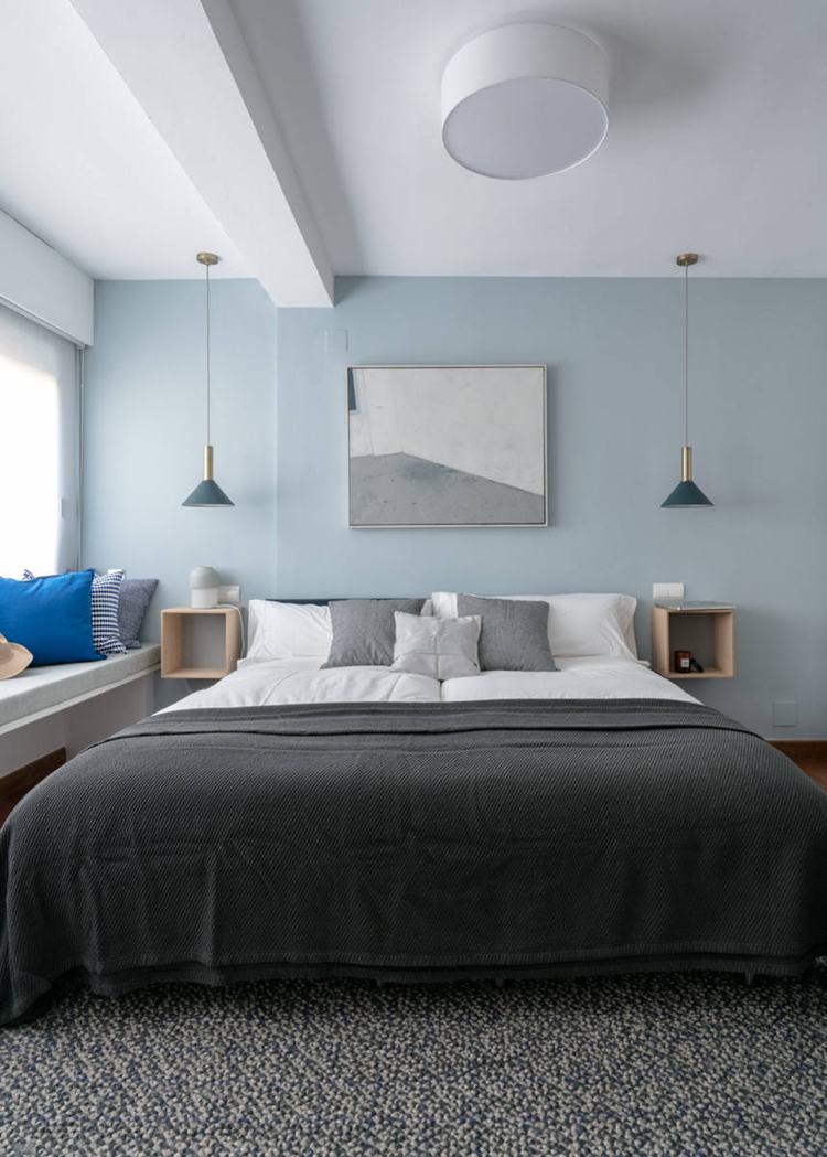 Luzes suspensas da cama de casal em azul claro na cor da parede do quarto