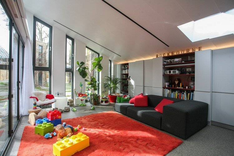 sala de estar-luz natural-teto inclinado-grande-janela-móveis coloridos