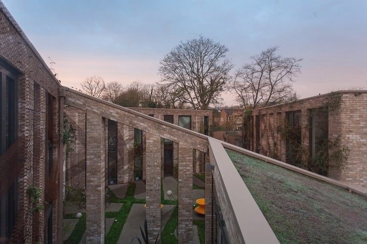 green-living-city-center-london-houses-patio-crepúsculo