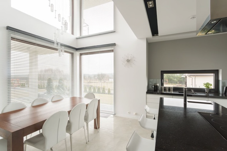 grandes janelas novas-construir-cortinas-branco-alumínio-visibilidade-proteção solar-área de jantar-comer na cozinha